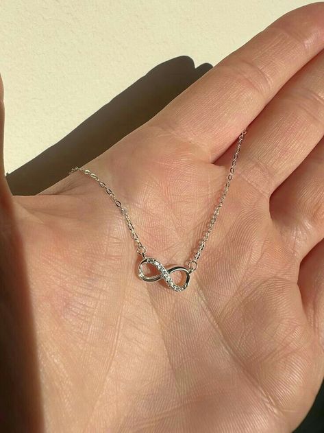 Infinity Chain, Silver Necklace Simple, Pretty Jewelry Necklaces, Friendship Necklace, Infinity Knot, Infinity Pendant, Modern Disney, Jewelry Accessories Ideas, Friendship Necklaces