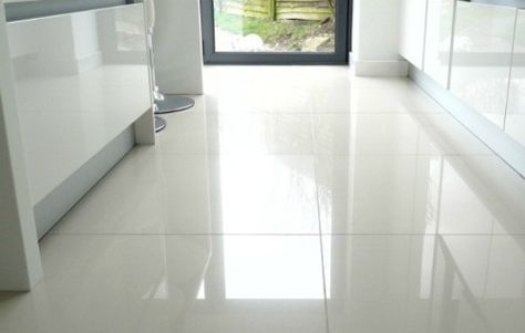 Photo: Linds Interior White Kitchen Floor, White Tile Kitchen Floor, Best Flooring For Kitchen, Trendy Kitchen Tile, Kitchen Floor Tiles, Black Floor Tiles, Grey Floor Tiles, Tiled Floor, White Tile Floor