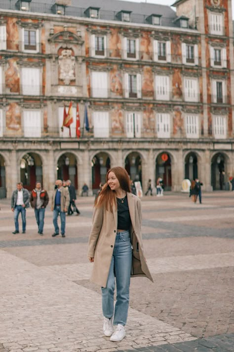 Madrid Holiday Outfit, Outfits To Wear In Switzerland, Spain Street Style 2022, Autumn Outfits In Germany, Madrid March Outfit, Madrid Clothes Outfit, European City Outfit, Europe Outfits November, Fall In Spain Aesthetic