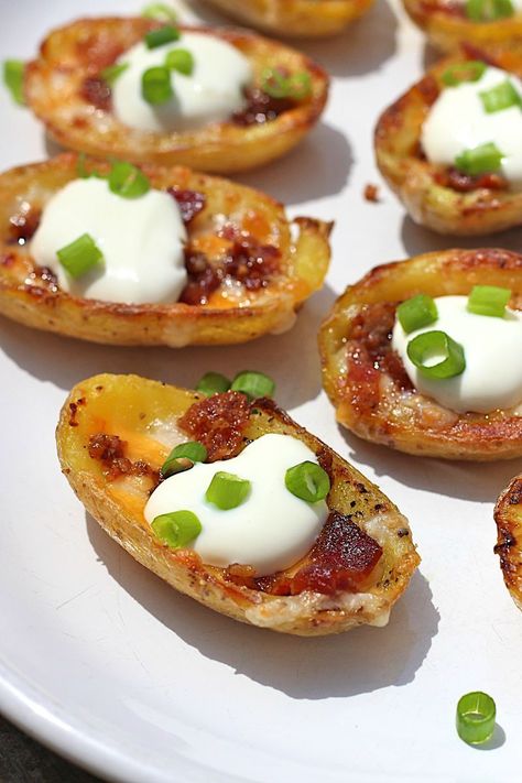 Mini Potato Skins Mini Potato Skins, Superbowl Food Appetizers, Tailgate Snacks, Bowl Party Food, Superbowl Appetizers, Fingerfood Party, Elegant Appetizers, Football Snacks, Football Party Food