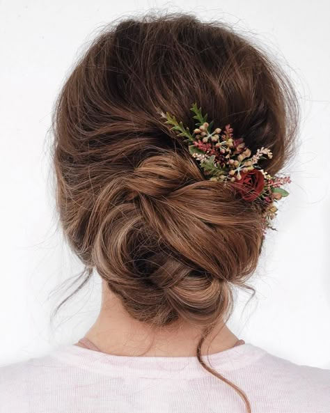 Updo Loose, Wedding Hairdos, Loose Wedding Hair, Intricate Braids, Floral Hair Pieces, Sleek Updo, Hairdo Wedding, Bridal Hair Updo, Flowers In Her Hair