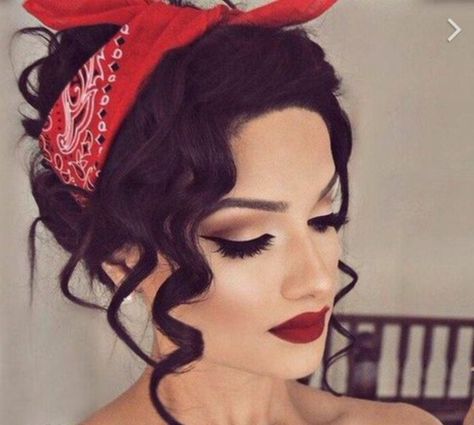 Atemberaubende Vintage Frisuren für Frauen mit Stil - Archzine.net Maquillage Pin Up, Bandana Hairstyle, Rockabilly Mode, Christmas Makeup Look, Stylish Makeup, Rockabilly Hair, Pin Up Hair, Grad Pics, Red Bandana