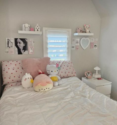 Cute Neutral Room Ideas, Minimalist Sanrio Bedroom, Couqqet Room, Cute Core Room Decor, Room Decor Pink Aesthetic, Shoujo Aesthetic Room, Coquette Room Decor Ideas, Shoujo Room Aesthetic, Shoujo Bedroom