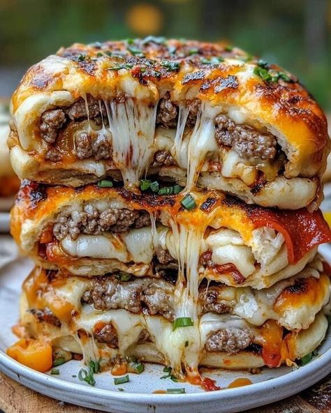 Crockpot Pizza Burgers: The Ultimate Burger Transformation - NewsBreak Pizza Burger Pie, Crockpot Pizza, Pizza Burger, Well Cover, Pizza Burgers, Bacon Burger, Green Bell Pepper, Cheesy Bacon, Hamburger Buns