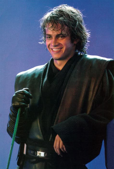 Hayden between takes on Revenge of the Sith. Anakin Skywalker Hot Pics, Hayden Christensen Smiling, Anakin Skywalker Revenge Of The Sith, Anakin Skywalker Smiling, Weird Smile, Star Wars Aesthetic, Raiden Metal Gear, Maxon Schreave, Anakin Vader