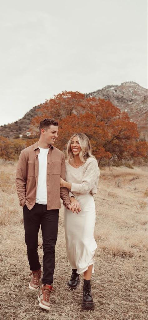 Christmas Picture Couple Outfits, Winter Picture Outfits Couples, Short Hair Family Photos, Family Photos Casual Outfits, Engagement Photo Winter Outfits, Family Session Outfits Fall, Husband And Wife Family Pictures, Husband And Wife Christmas Photos, Winter Couples Photoshoot Outfits