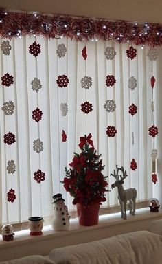 Christmas Dorm, Christmas Ceiling Decorations, Christmas Decorations Apartment, Cozy Christmas Decor, Christmas Apartment, Christmas Window Decorations, Christmas Decor Inspiration, Easy Christmas Decorations, Christmas Themes Decorations