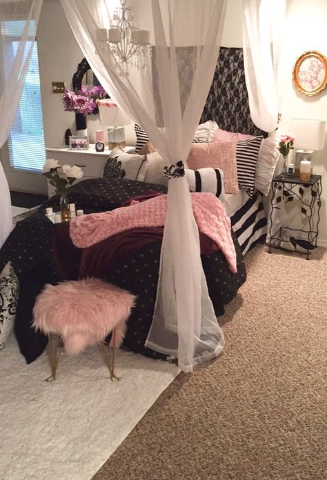 Victoria Secret Inspired Bedroom Victoria Secret Bedroom, Ideas Habitacion, White Kids Bed, Teen Girls Bedroom, Bedroom Design Diy, College Bedroom, Girl Bedrooms, Inspired Bedroom, Construction Ideas