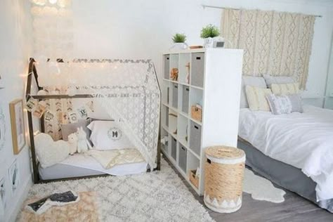 sharing sharing master bedroom with baby Camera Montessori, Small Apartment Therapy, Kids Bedroom Organization, Kids Rooms Shared, Parents Bedroom, Kids Shared Bedroom, Montessori Bedroom, Parents Room, Shared Bedroom