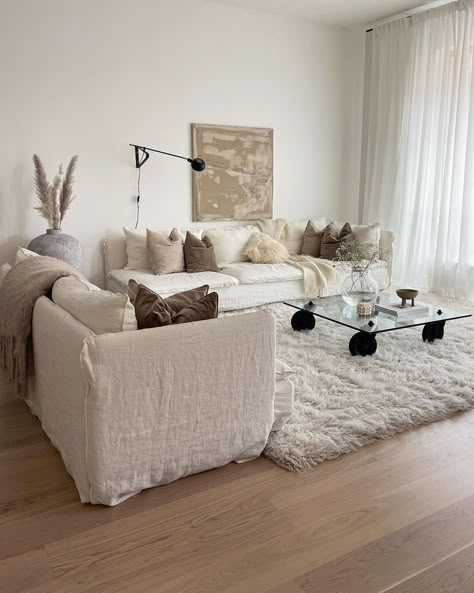 Scandinavian Faux fur rug living room design beige linen sofa via @joanna.avento Scandi Style Living Room, Linen Sofa Cover, Scandi Interior Design, Söderhamn Sofa, Romantic Living Room, Scandinavian Room, Hygge Design, Scandi Interiors, Ikea Sofa