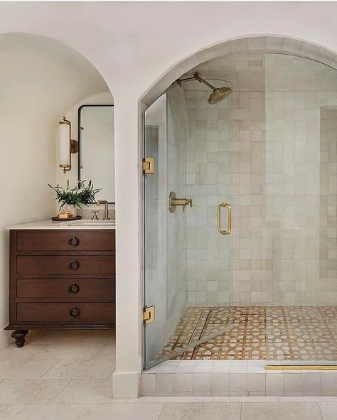 Spanish Revival By Modern Nest Interiors - Project Feature Shower Tile Ideas Walk In Master Modern, Portugal Bathroom, Franklin House, Spanish Bathroom, Spanish Revival Home, Remodeling Bathroom, Marble Tile Bathroom, Workout Room, Primary Bath