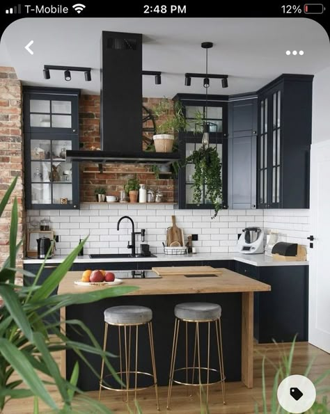 Industrial Black Kitchen, Black Kitchen Aesthetic, Dapur Skandinavia, Boho Plant Decor, Industrial Chic Decor, Container Kitchen, Ideas Hogar, Kitchen Design Plans, Flat Ideas