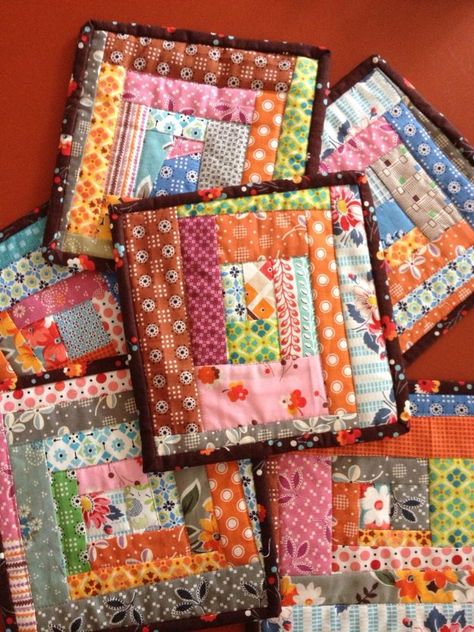 Cool Crafts You Can Make With Fabric Scraps - Potholders From Fabric Scraps - Creative DIY Sewing Projects and Things to Do With Leftover Fabric and Even Old Clothes That Are Too Small - Ideas, Tutorials and Patterns http://diyjoy.com/diy-crafts-leftover-fabric-scraps Fabric Scrap Crafts, Scrap Crafts, Trendy Sewing Projects, Scrap Fabric Crafts, Ornaments Homemade, Folded Fabric Ornaments, Bonnie Hunter, Patterns Fabric, Quilted Christmas Ornaments