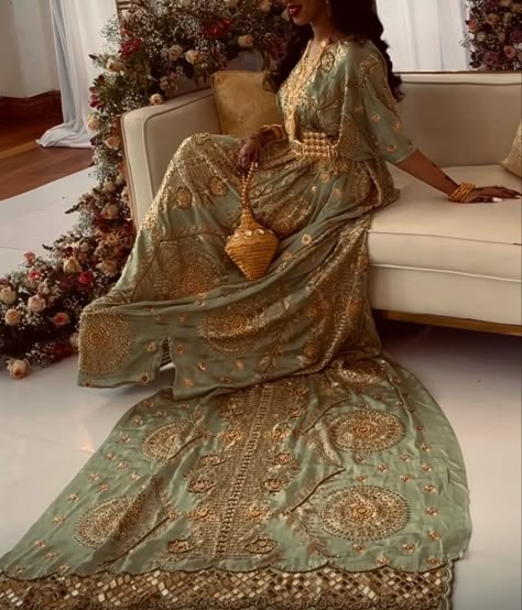 Somali Traditional Wedding Dress, Somali Wedding Dirac Green, Somali Bridal Dress, Somali Bride Dirac, Nikkah Somali, Somali Traditional Clothing, Somali Wedding Aesthetic, Somali Culture Aesthetic, Somali Traditional Dress