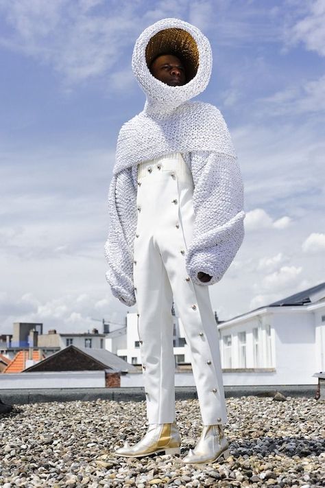 Marius Janusauskas: BA Collection 'Algabal' ~ This is Paper Magazine Sculptural Fashion, Space Fashion, Apollo 11, Weird Fashion, Design Textile, Futuristic Fashion, Avant Garde Fashion, Future Fashion, Fashion Costume