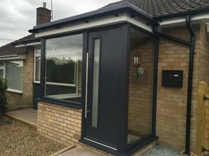 The benefits of porches for modern homes - iGlaze - iGlaze Modern Front Porch Design, Porch Flat Roof, Porch Designs Uk, Midcentury Modern Exterior, House Porch Design, Front Doors Uk, Modern Front Porches, Porch Extension, Sas Entree