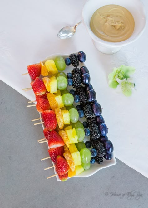 Fruit For Parties Ideas, Fresh Fruit Kabobs Skewers, Party Fruits Ideas, Fruit For School Party, Fruit On Toothpicks, Fruit Platter Birthday Party, Party Fruit Platter Ideas, Bridal Shower Fruit Skewers, Fruits For Party