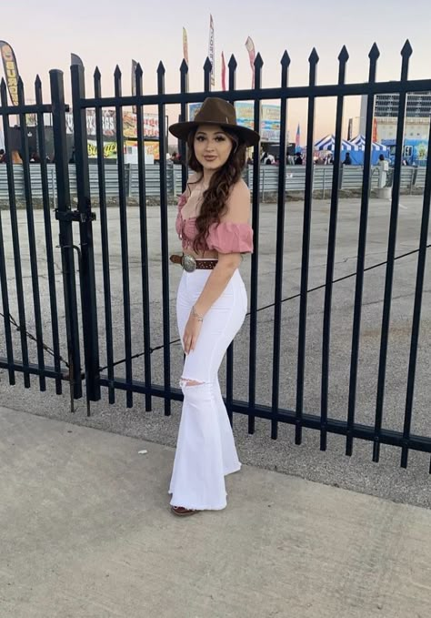 Vaquera Shorts Outfit, Outfits To Wear To A Quince, Jaripeo Outfits Mexican Women, Vaquera Outfit Mexican Women, Jaripeo Fits, Mexican Cowgirl Outfits, Mexican Fits, Quince Fits, Western Birthday Outfit