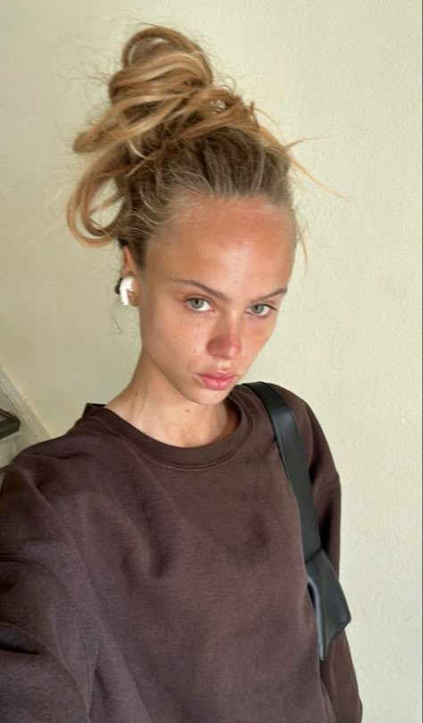 @oliviavinten Olivia Vinten Hair, Big Forehead Aesthetic, Forehead Aesthetic, Accepting Myself, Olivia Vinten, Haircut For Big Forehead, Style Curly Hair, Ideal Aesthetic, Naturally Pretty