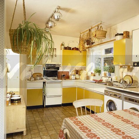 70s kitchen                                                                                                                                                     More 70s Apartment, 70s Kitchen, 1970s Kitchen, 70s House, 70s Interior, Retro Interior Design, 70s Home, 70s Home Decor, Casa Vintage