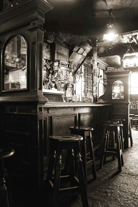 1920s Bar, Gothic Bar, Ireland Painting, Irish Mob, Dublin Pubs, 19th Century England, Irish Bar, Pub Interior, Pub Design