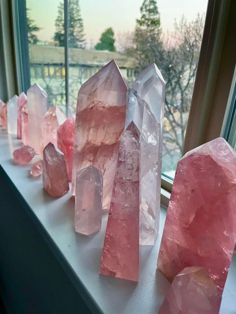 Crystal Room, Crystal Altar, Crystal Vibes, Displaying Crystals, Crystal Aesthetic, Mermaid Aesthetic, Pretty Rocks, Crystal Healing Stones, Crystal Magic