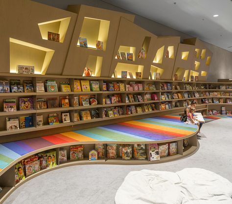 Saraiva Bookstore Livraria Sao Paulo by Arthur Casas Architects University Interior Design, Bookstore Design, School Library Design, Kindergarten Interior, Children's Library, Kindergarten Design, Childrens Library, School Interior, Interior Design School