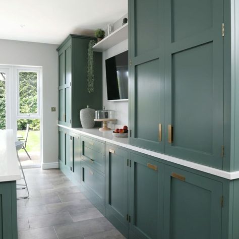 Chigwell inset shaker kitchen TV and dressers. Small Kitchen Feel Bigger, Small Kitchen Look Bigger, Small Kitchen Diner, Small Kitchen Hacks, Tv In Kitchen, Galley Kitchens, Shaker Kitchen Cabinets, Shaker Style Kitchens, Kitchen Solutions