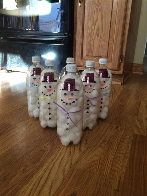 Snowman bowling using water bottles, cotton balls, sharpies, and ribbon. Diy Christmas Party Games, Snowman Bowling, Preschool Christmas Party, Schnee Party, Thanksgiving Activities For Kindergarten, Christmas Tree Game, Christmas Party Games For Kids, School Christmas Party, Diy Christmas Party