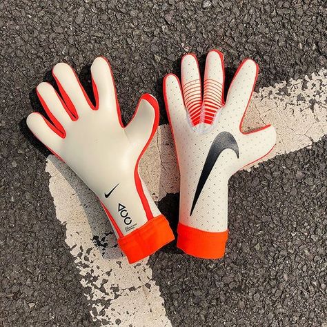 Football Gloves Custom, Soccer Gloves Goalkeeper, Cristiano Ronaldo Body, Goal Keeper Gloves, Keeper Gloves, Nike Gloves, Soccer Gloves, Gk Gloves, Goalkeeper Kits