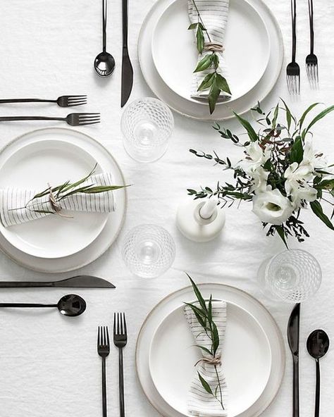 Classic meets modern table setting for thanksgiving or Christmas. Clean and crisp white linens mixed with two stacked white plates using a charger, pewter cutlery and simple greens tied up in the cloth napkins. Minimal Table Setting, Modern Tablescape, Minimal Table, Rustic Wedding Decorations, Tafel Decor, Table Set Up, Wedding Table Decorations, Wedding Table Settings, Diy Wedding Decorations