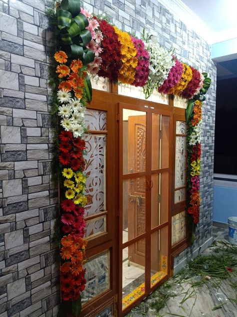 Main Door Decoration Ideas With Flowers, Main Door Flower Decoration, Home Entrance Decor Indian, Flower Entrance, Floral Chandelier Wedding, Door Flower Decoration, Ganesh Decoration, Welcome Home Decorations, Mandap Design