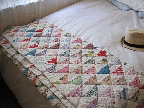 Half Squares On Point - Triangle Quilt Easy Quilting, Half Square Triangle Quilts, Half Square Triangle, Pretty Quilt, Patch Aplique, Triangle Quilt, Antique Quilts, Scrappy Quilts, Easy Quilts