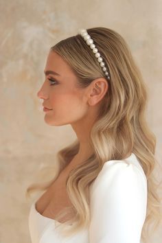 S Waves Wedding Hair, Pearl Bride Accessories, Sparkly Headband Hairstyles, Pearl Hairband Hairstyle, Wavy Wedding Hair With Headband, Pearl Wedding Accessories Brides, Hollywood Waves Headband, Pearl Headband Wedding Hair, Wedding Hair With Hairband