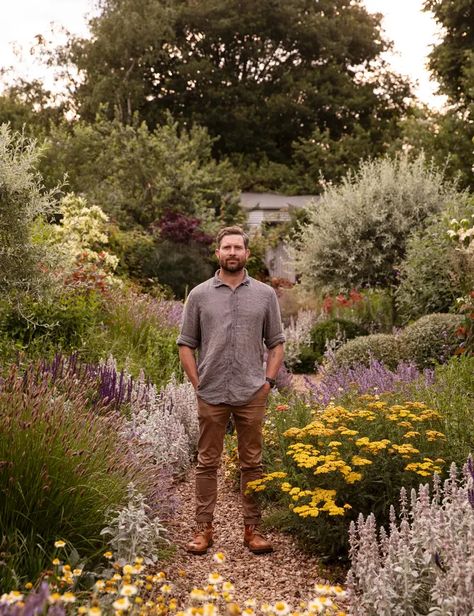 An Enchantingly Layered Perennial Garden In Trentham English Landscaping Front Yard, Flower Garden In The Woods, West Coast Garden Ideas, Inner City Garden, Backyard Native Garden, New Perennial Movement, Stylized Meadow Garden, Coastal Cottage Garden, English Garden Plants