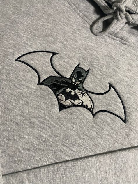 Hoodie Painting Ideas, Batman Embroidery, Hoodies Embroidery, Batman Hoodie, Cute Batman, Batman Dark Knight, Batman Gifts, جوني ديب, Kraft Paper Crafts