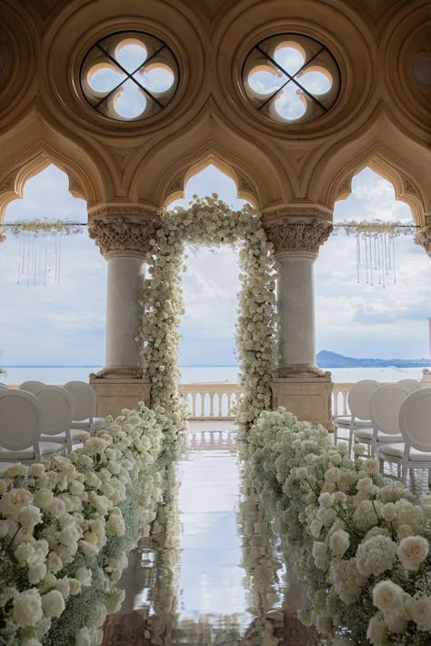 Wedding ceremony with a view - Isola del Garda Italy Wedding Dress, Flower Arrangements Wedding, Italian Wedding Venues, Dream Marriage, Weddings In Italy, Destination Wedding Italy, Wedding Isles, Wedding Mirror, White Roses Wedding