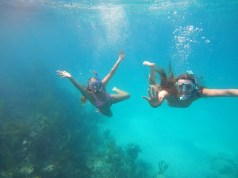 Beach Swimming Aesthetic, Summer Girls Trip Aesthetic, Summer Beach Day Aesthetic, Pics For Vision Board Happy, Summer Pics To Recreate With Friends, Hawaii With Best Friend, Different Summer Aesthetics, Travelling With Friends Aesthetic, Girls Holiday Aesthetic