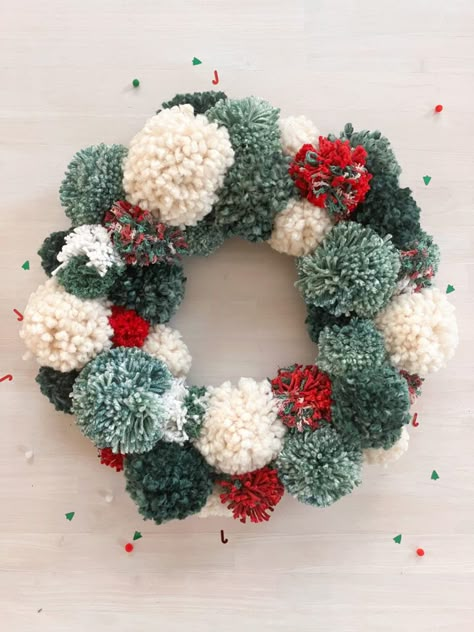 Pom Pom Christmas Wreath, Diy Crochet Christmas, Christmas Wreath Supplies, Christmas Pom Pom Crafts, Pom Pom Christmas, Christmas Pom Pom, Pom Wreath, Christmas Wreath Ideas, Diy Christmas Wreath