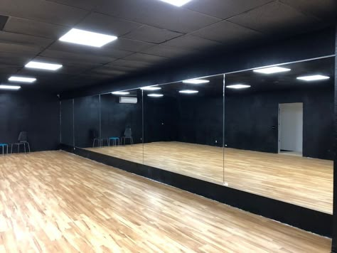 Dance Studio Room Ideas, Dance Practice Room Design, Dancing Room Design, Garage Dance Studio Ideas, Dance Studio Mirrors, Dancer Room Ideas, Jyp Dance Practice Room, Jyp Entertainment Dance Studio, Ruang Dance