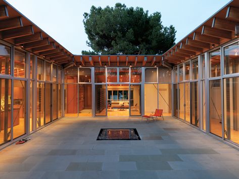 The square fountain at the courtyard's center is a modern rendition of a very traditional feature in many Middle Eastern homes. U Shaped Houses, Modern Courtyard, Modern Outdoor Spaces, Artist Studios, Courtyard House Plans, Courtyard Design, Internal Courtyard, Casas Coloniales, Architecture Model Making