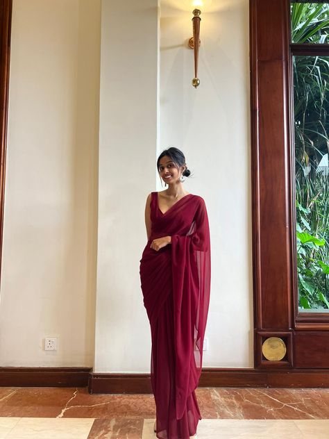 Kamolika Style Saree, Saris For Farewell, Red Saree Styling Ideas, Red Saari Aesthetic, Red Saree Traditional Look, Sari Graduation, Red Farewell Saree, Cherry Red Saree Farewell, Sarees For Dusky Skin Tone