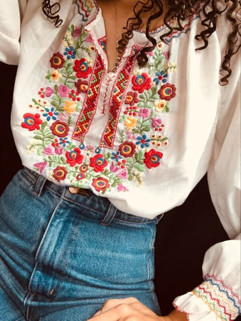 Embroidered Hungarian Blouse & Dôen Melody Jeans Hungarian Outfit, Hungarian Traditional Clothing, Hungarian Clothing, Outfit Mexicano, Hungarian Fashion, Embroidery Fashion Detail, Cute Vacation Outfits, Corset Outfit, Latina Fashion Outfits