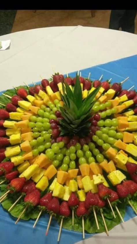 Fruit Platter Ideas Party, Fruit Presentation, Edible Fruit Arrangements, Fruit Buffet, Fruit Kebabs, Fruit Platter Designs, Fruit Platters, Fruit Trays, Thighs Chicken