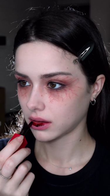 Vampire Looks Makeup, Cool Vampire Makeup, Vampire Makeup For Halloween, Vampire Make Up Ideas, Sultry Vampire Makeup, Vampire Cosplay Makeup, Halloween Bride Makeup Ideas, Vampire For Halloween, Vampire Style Makeup