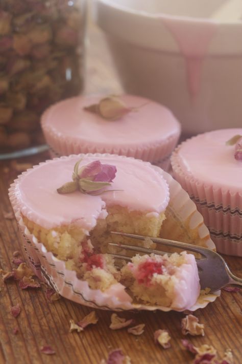 Rose Baking, Cute Meals, Bento Lunchbox, Raspberry Rose, Fresh Starts, Fresh Beginnings, Rose Cupcakes, Baking Cakes, Pretty Dessert