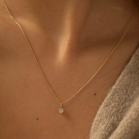 A beautiful 9ct Gold Solitaire Diamond Necklace that is sustainable and stunning. The diamond sparkles beautifully in the light, and paired with the delicate solid gold chain you can see why a diamond necklace makes the most perfect gift for that special person in your life.Our jewellery is handmade in our London studio with recycled metal, perfect for those who prefer an environmentally conscious lifestyle and want to create a beautiful layered necklace look with sustainable, eco-friendly jewel Gold Jewellery Minimalist, Simple Nickles, Diamond Necklace Dainty, Dainty Necklaces Gold, Dainty Gold Necklace Pendant, Cute Necklaces Gold, Timeless Gold Necklace, Aesthetic Chains Necklace, Timeless Jewelry Pieces