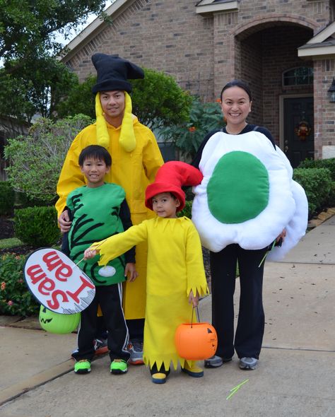 Green Eggs and Ham Group Costume.  Sam I Am, Green Eggs, Ham and Joey. Dr Seuss Halloween Costumes Families, Green Eggs And Ham Outfit, Diy Green Eggs And Ham, Green Eggs And Ham Costume, Dr Suess Costumes, Dr Seuss Diy Costumes, Halloween Costumes For School, Seuss Costumes, Dr Seuss Costumes