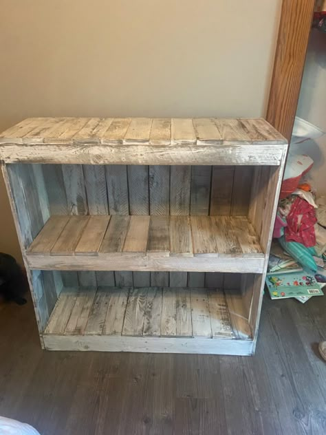 Pallet Box Ideas, Diy Home Decor Pallets, Diy Pallet Projects Indoor, Diy Pallette Ideas, Diy Pallet Dresser, Pallet Furniture Indoor Shelves, Ideas With Wood Pallets, Pallet Pantry Shelves, Diy Wooden Furniture Ideas