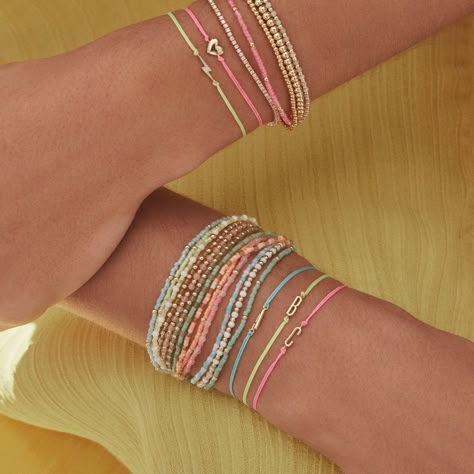 Earrings Stacking, Preppy Bracelets, Elastic Bracelets, Preppy Jewelry, Bracelet Stacks, Gold Bracelet Set, Bracelet Inspo, Gems Bracelet, Beads Bracelet Design